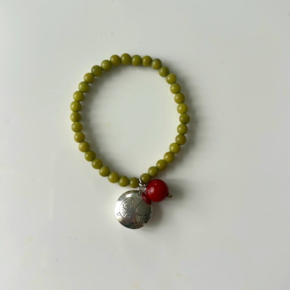 Green bracelet with silver fish embellished bracelet - Picture 1 of 3